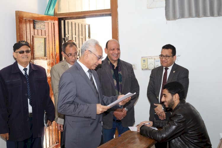 رئيس الجامعة يتفقد لجان امتحانات كليتي التربية والعلوم