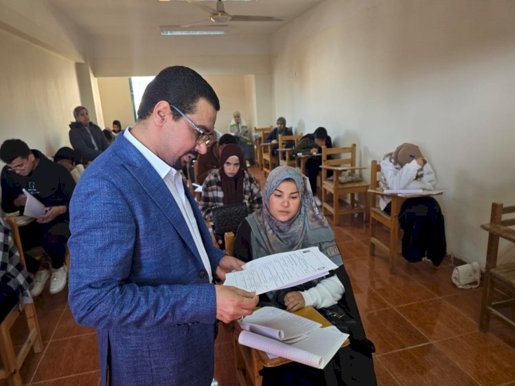 عميد المعهد الفني الصحي بقنا يتفقد سير امتحانات نصف العام