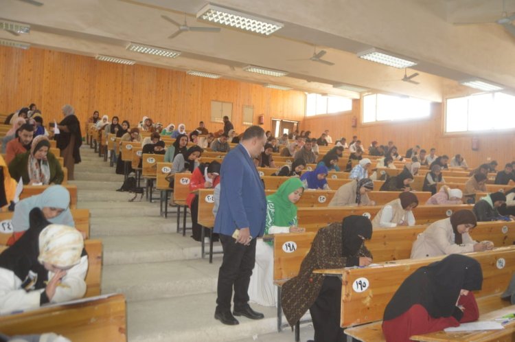 انتظام سير امتحانات الفصل الدراسي الأول بكلية الحقوق بجامعة جنوب الوادي