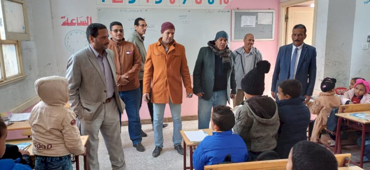 مدير  تعليم أبوتشت يتابع استعدادات المدارس لامتحانات نصف العام