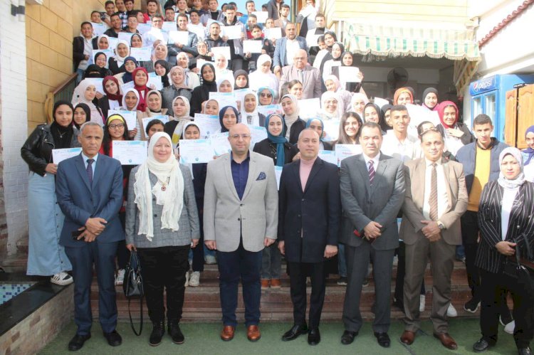 محافظ بني سويف وأمل الهواري يتفقدان المعرض المحلي لمسابقة"ISEF" للعلوم والهندسة