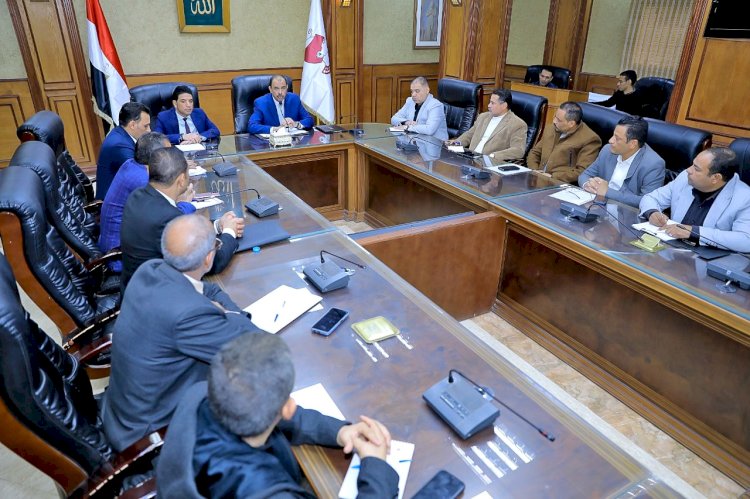 محافظ سوهاج يعقد اجتماعًا مع رؤساء الوحدات المحلية ومسئولي ملف التقنين