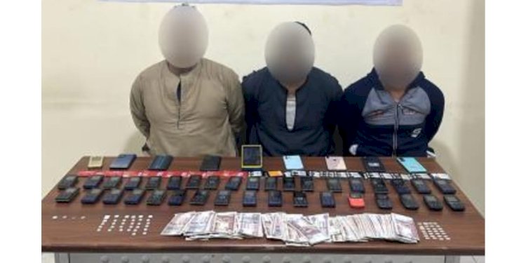 ضبط 3 أشخاص لقيامهم بالنصب والإحتيال على المواطنين  بالمنيا