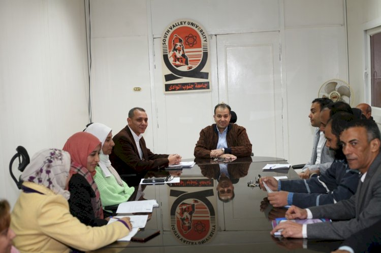 رئيس جامعة جنوب الوادي يلتقى فريق عمل الادارة العامة لنظم المعلومات والتحول الرقمي