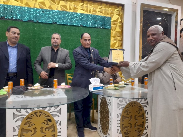 احتفالية كبرى بمدرسة نقادة الثانوية التجارية لتكريم المحالين للمعاش والمتفوقين