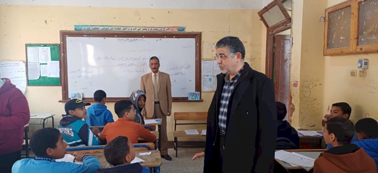 مدير التعليم الاعدادي بأبوتشت يتابع بدء امتحانات المواد الغير مضافة للمجموع