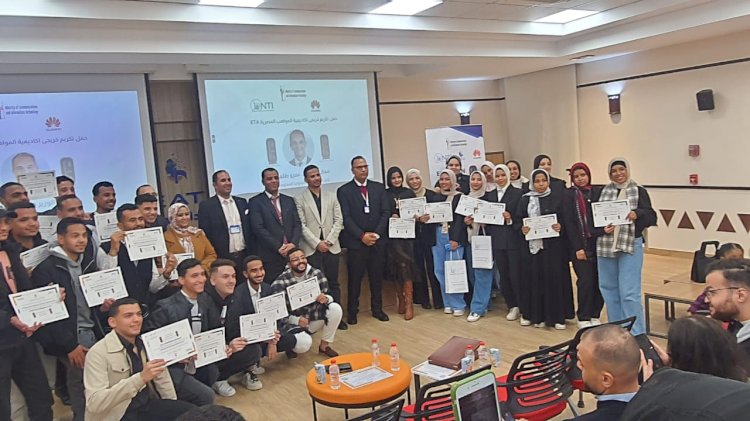 تكرم أوائل الدفعة الاولي من برنامج الحاسبات بجنوب الوادي الاهلية