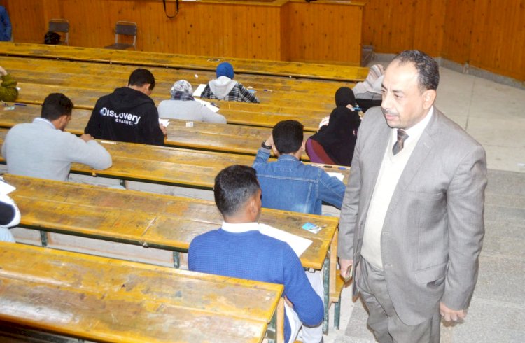 عميد كلية الحقوق بقنا يتفقد لجان امتحانات الفصل الدراسي الأول