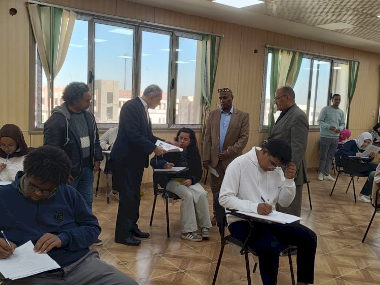 رئيس جامعة أسوان يتابع سير الامتحانات في كلية الألسن
