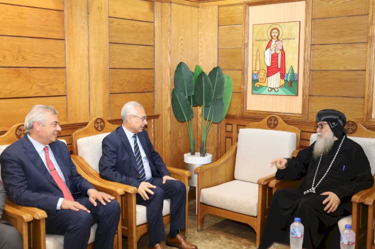 رئيس جامعة المنيا ووفد الجامعة يزورون عدد من الكنائس للتهنئة بعيد الميلاد المجيد 