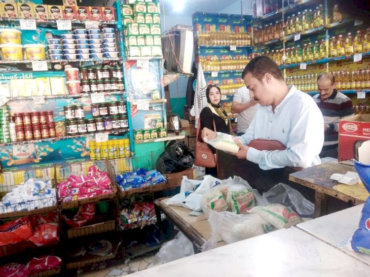 ضبط كميات من المواد الغذائية ومبيدات منتهية الصلاحية بفوه