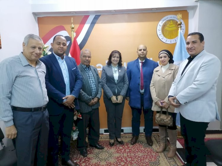 أعضاء نموذج محاكاة مجلس الشيوخ بقنا يزورون نجلاء باخوم للتهنئة بعيد الميلاد