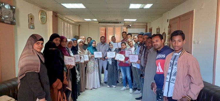 بالصور.. قاصد يكرم حفظة القرآن الكريم بمدارس أبوتشت