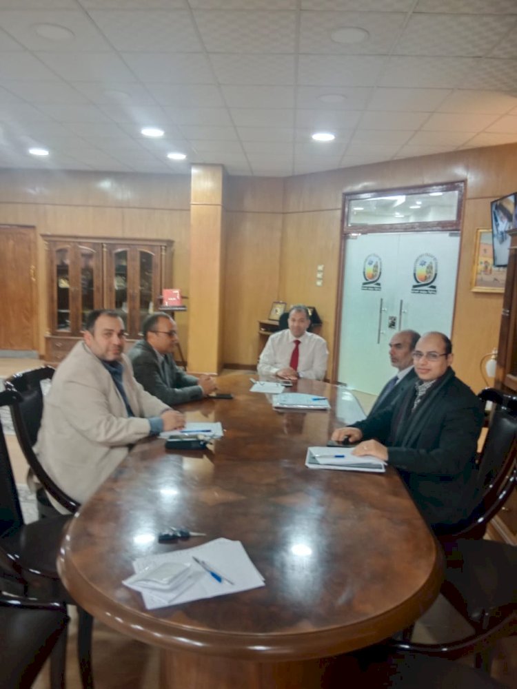 رئيس جامعة جنوب الوادي يناقش اليات تطبيق السنة التاسيسية للجامعات الاهليه والخاصة