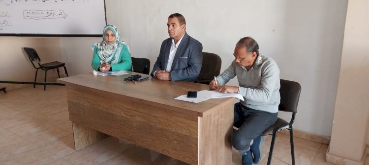 العميد احمد الهوارى  يناقش نسب تنفيذ مشروعات "حياة كريمة" بقري المركز