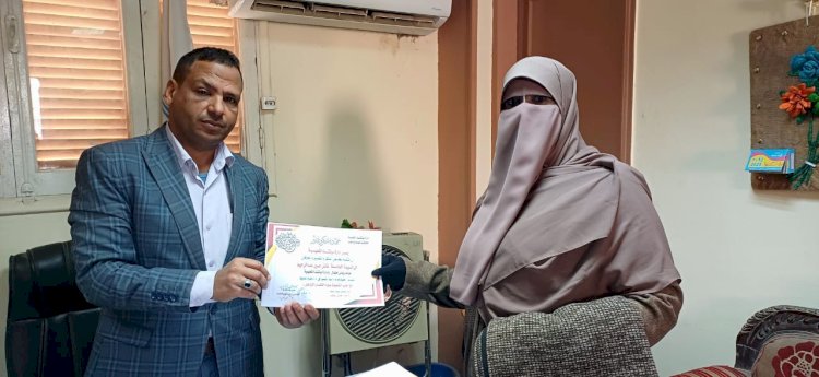 مدير تعليم أبوتشت يكرم عددا من العاملين المتميزين بديوان الإدارة