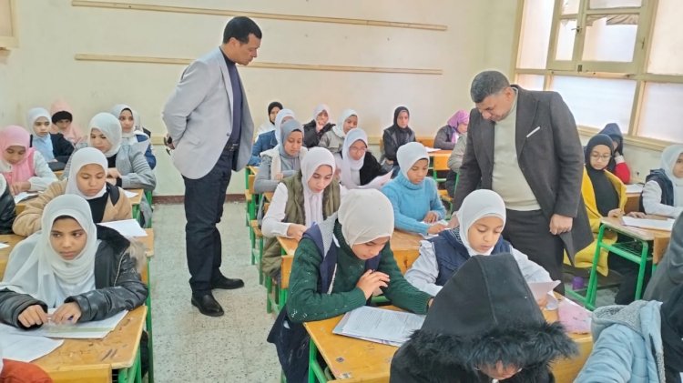 وكيل تعليم سوهاج يتابع امتحانات نصف العام لصفوف النقل بجهينة