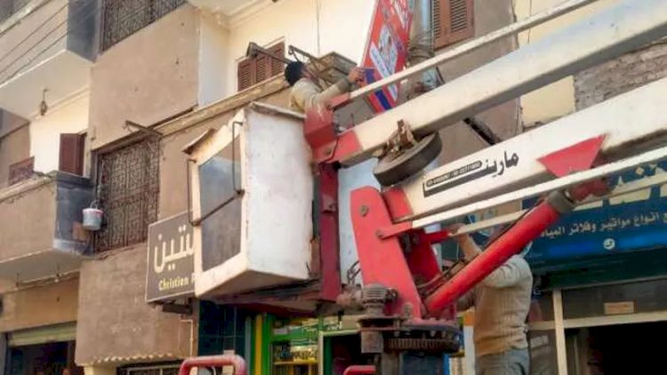 حملات مكثفة لإزالة اللافتات والإعلانات غير المرخصة في  مطاي بالمنيا