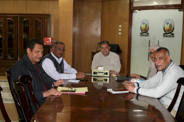 رئيس جامعة جنوب الوادي يتابع خطط التحول الرقمى بالجامعة