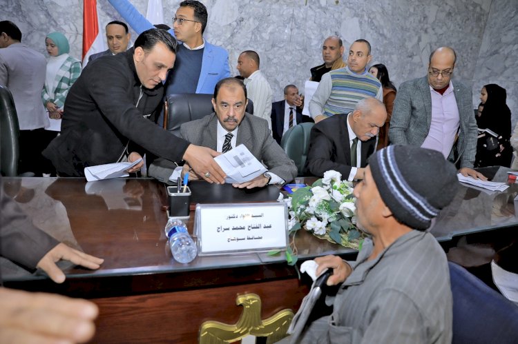 محافظ سوهاج يستمع لمطالب المواطنين في اللقاء الاسبوعي