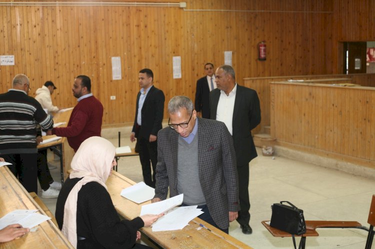 نائب رئيس جامعة جنوب الوادي يتفقد امتحانات الفصل الدراسي الاول بكلية الحقوق