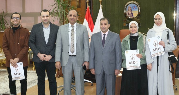 رئيس جامعة جنوب الوادي  يستقبل فريق اطباء الامتياز بطب الفم والاسنان الفائز