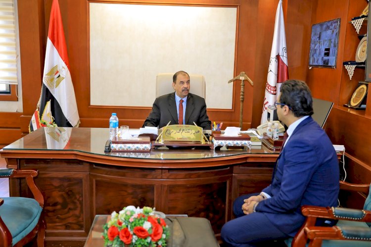 محافظ سوهاج يستعرض مع وكيل وزارة الصحة تشغيل المستشفيات بعد تطويرها