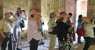 وفود سياحية تزور المناطق الأثرية بالمنيا