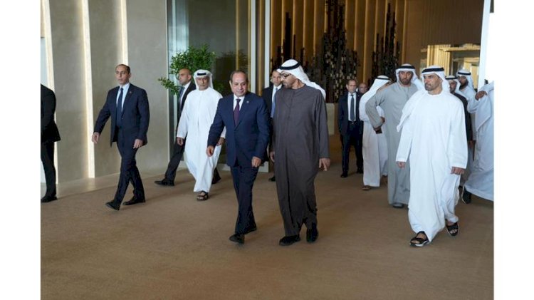 الرئيس السيسي يلتقي رئيس دولة الإمارات العربية المتحدة في مطار أبوظبي الدولي