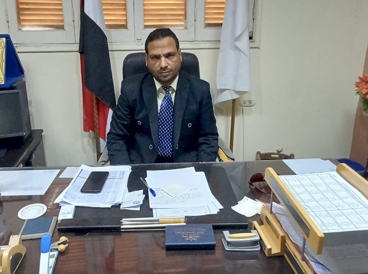 مدير تعليم أبوتشت يتابع امتحانات الشهادة الإعدادية من غرفة العمليات