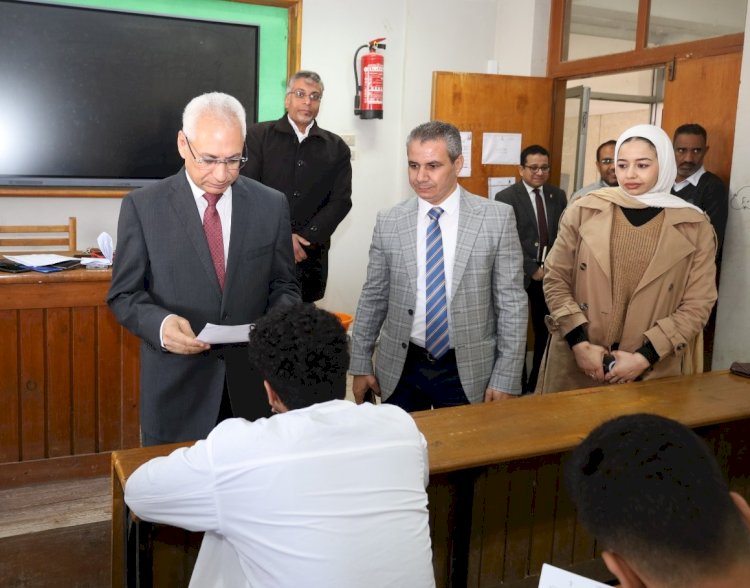 رئيس جامعة المنيا يواصل جوالاته لمتابعة سير الامتحانات بالكليات