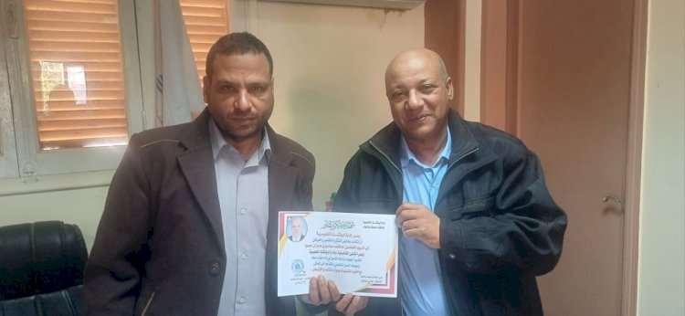 مدير عام التعليم بأبوتشت يكرم سماسيري لبلوغة السن القانوني