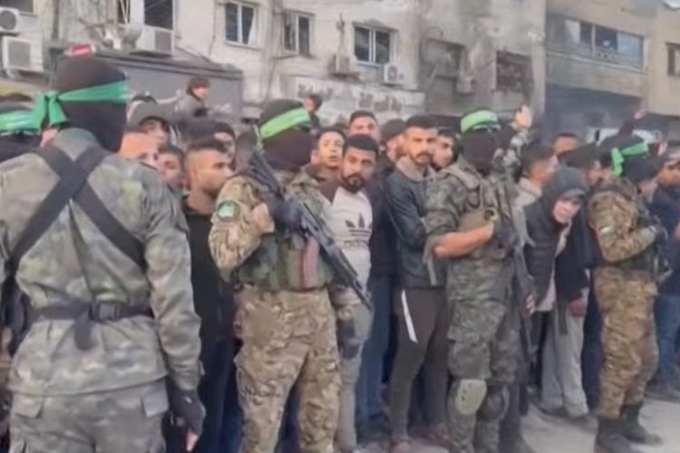 حماس تسلم الثلاث أسيرات في ساحة السرايا وسط غزة