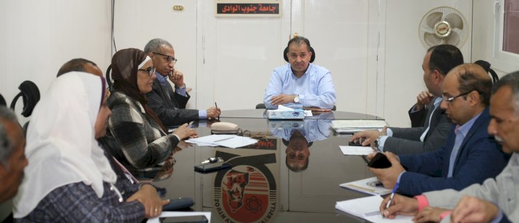 رئيس جامعة جنوب الوادي  يناقش تفاصيل تطبيق السنة التأسيسية