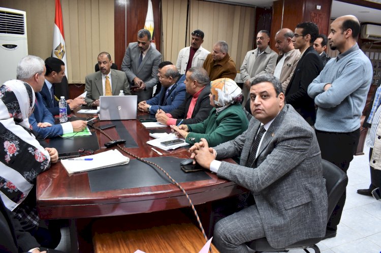 محافظ سوهاج يتابع امتحانات الشهادة الإعدادية وغرفة العمليات المركزية