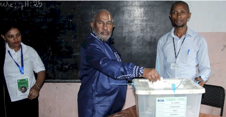 توريث على المكشوف.. رئيس عربي يعلن نقل السلطة لنجله