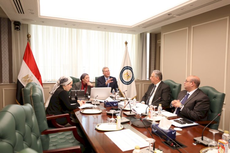 وزيرا البترول والبيئة بحثا خفض الانبعاثات