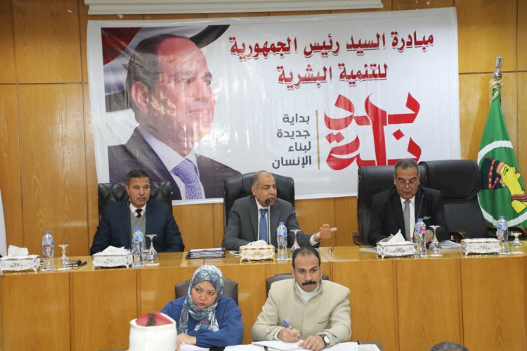 محافظ المنيا يخصص اراضى لبناء مدارس ويجهز قوافل مساعدات لغزه