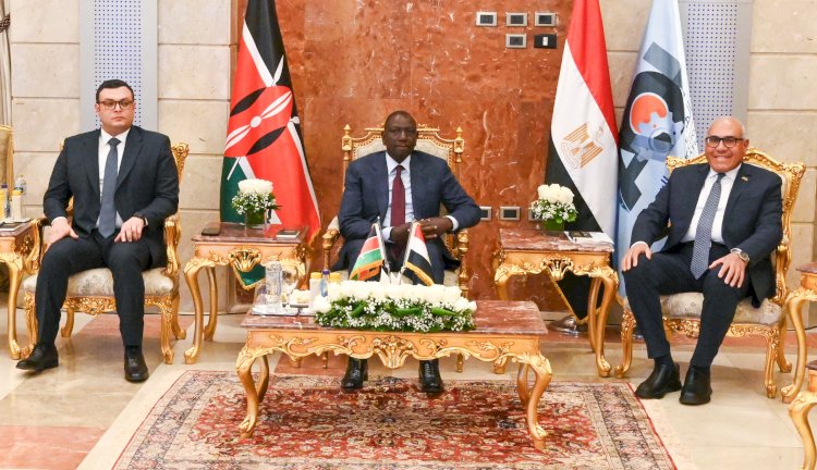 رئيس جمهورية كينيا يزور العربية للتصنيع  ويشيد بالقدرات التصنيعية المتطورة