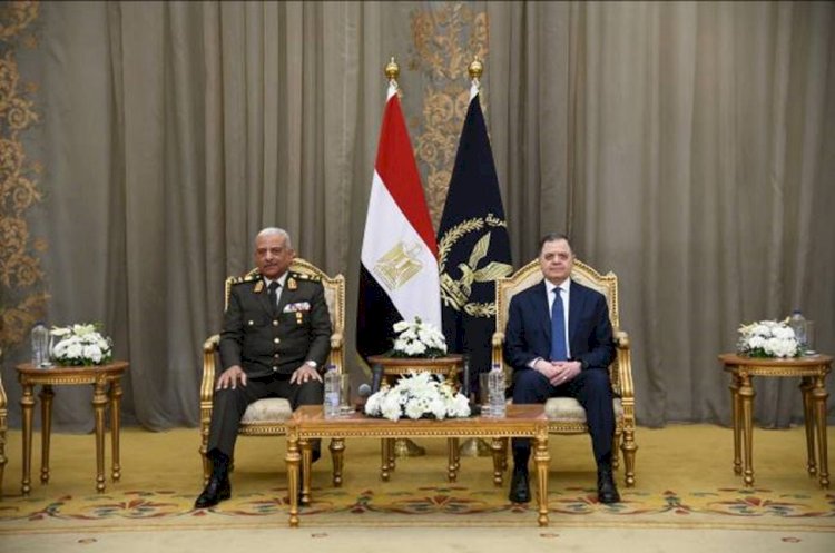 وزير الداخلية يستقبل قادة القوات المسلحة لتهنئته بعيد الشرطة