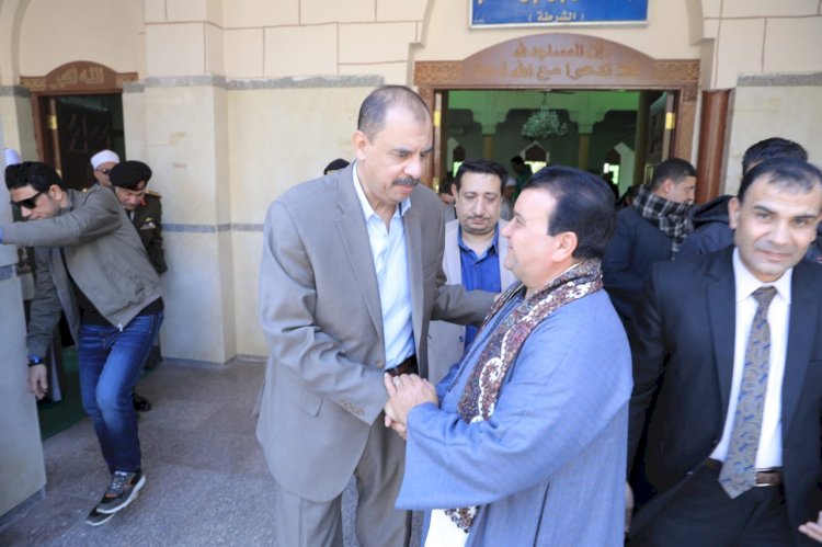 محافظ سوهاج يستمع لمطالب المواطنين عقب صلاة الجمعة بمسجد الشرطة