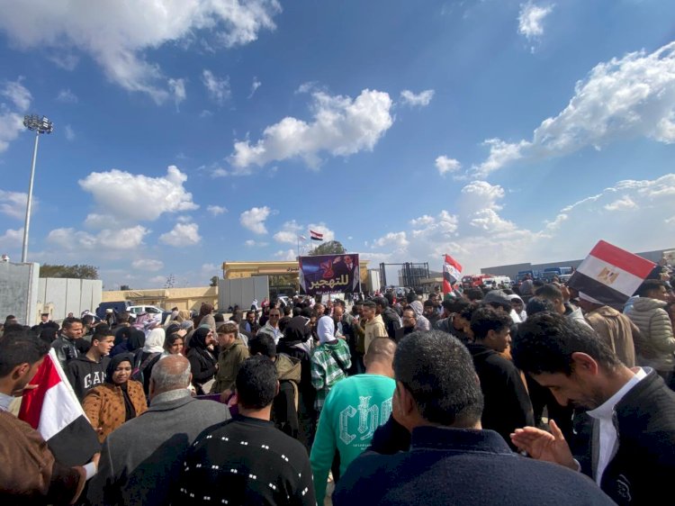 المصريون يحتشدون ويؤدون صلاة الجمعة على معبررفح رفضًا للتهجير