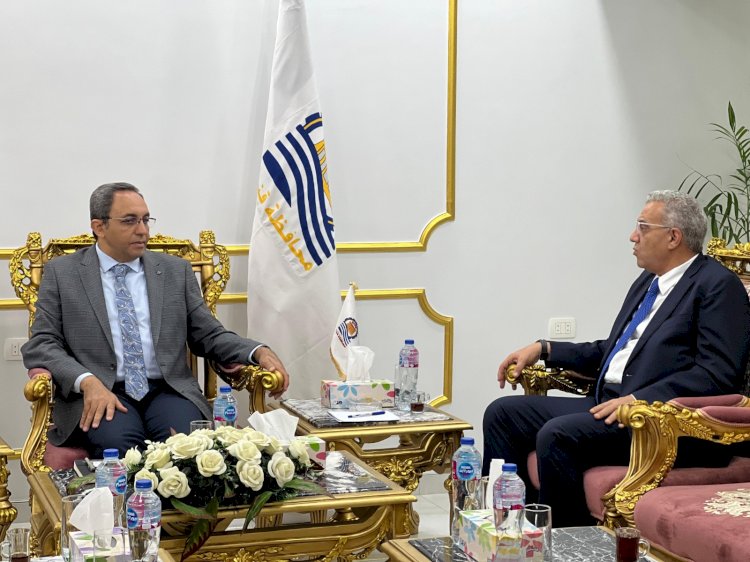 محافظ قنا يبحث مع رئيس شركة أسمنت قنا سبل تعزيز التعاون المجتمعي