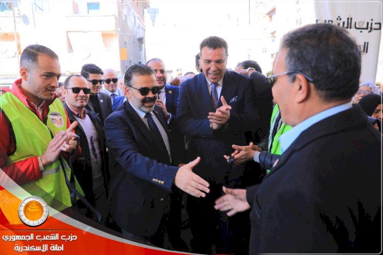 مبادرة مع الناس الشعب الجمهوري بالإسكندرية يفتتح معرض لتوزيع الملابس المجانيه