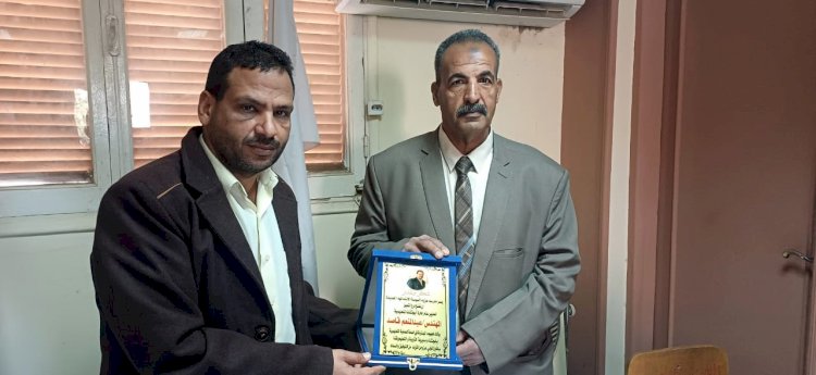 مدير عام تعليم أبوتشت يكرم عبدالشافي لبلوغة السن القانوني