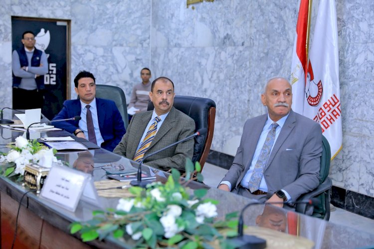 محافظ سوهاج يلتقي أعضاء وحدة حقوق الإنسان والوحدات المحلية والمديريات الخدمية