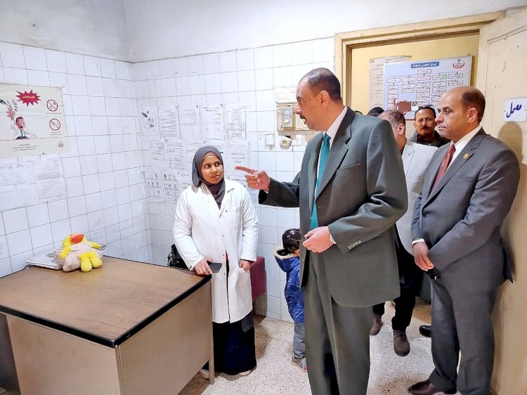 محافظ سوهاج يتابع مستوى الخدمات بقرية "بنجا" خلال جولته الميدانية بمركز طهطا