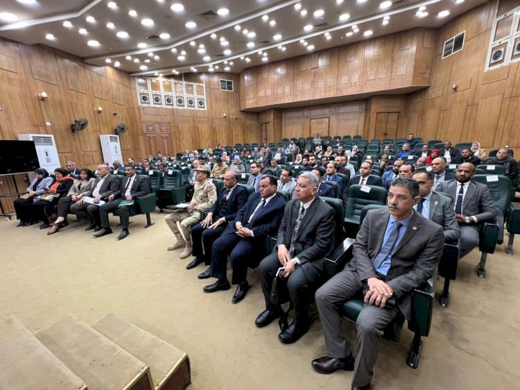 محافظ قنا يدشن مبادرة إنسانية لدعم غزة بـ30 شاحنة مساعدات