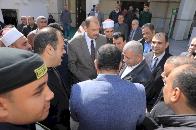 محافظ سوهاج يستمع لمطالب المواطنين بعد صلاة الجمعة