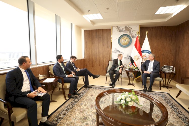 السفير البريطاني في ضيافة وزير البترول بالحي الحكومي بالعاصمة الادارية